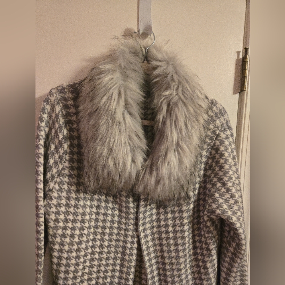 (RETAIL $160)SIONI Fur collar sweater coat NWT